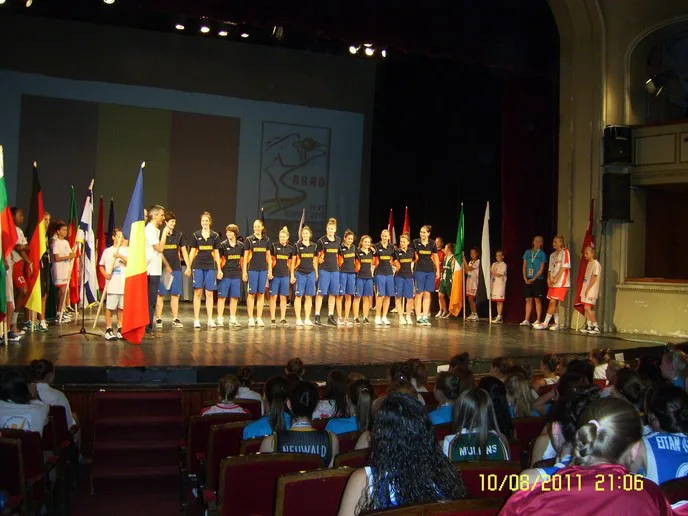 Echipe de baschet aliniate pe scena unui teatru, cu steagurile țărilor participante