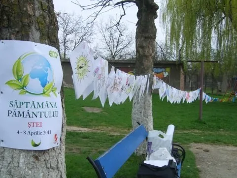 Afiș Săptămâna Pământului, Ștei, 4-8 aprilie 2011, pe un copac, cu desene de copii pe o sfoară